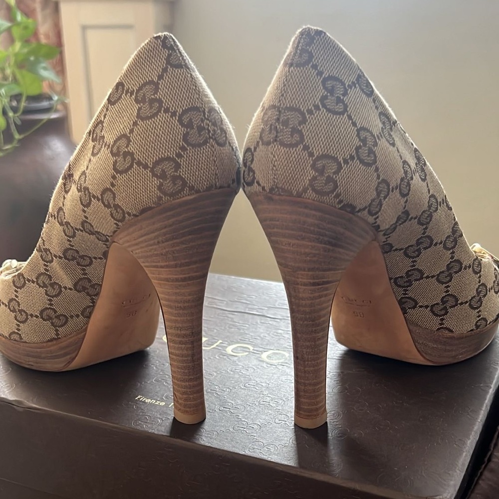 Gucci Beige Patterned Women's Shoes - Picture 2 of 4